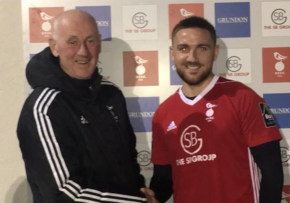 Anton Rodgers signs for Bracknell Town. Photo: Bracknell Town FC.