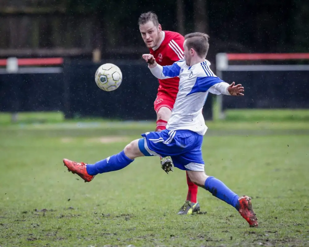 Damien Smith. Bracknell Town vs Briscombe & Thrupp. Photo: Neil Graham.