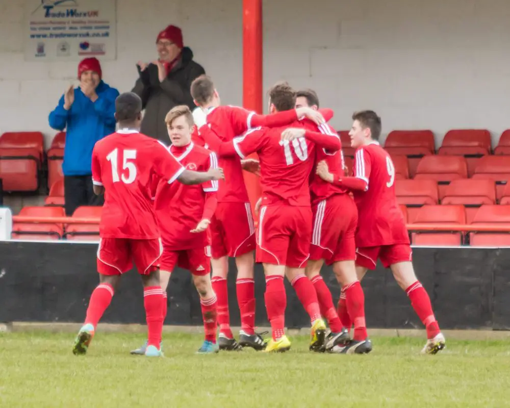 Bracknell Town players celebrate. Photo: Neil Graham.