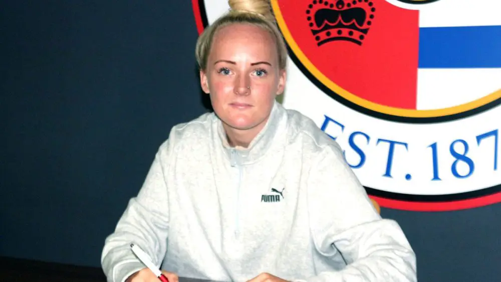 Chloe Peplow signs for Reading FC Women. Photo by Reading FC.
