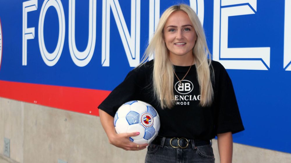 Faye Bryson signs for Reading FC Women. Photo by Reading FC.