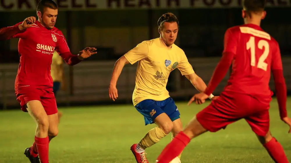 George Lock on the ball for Ascot United. Photo: Neil Graham / ngsportsphotography.com