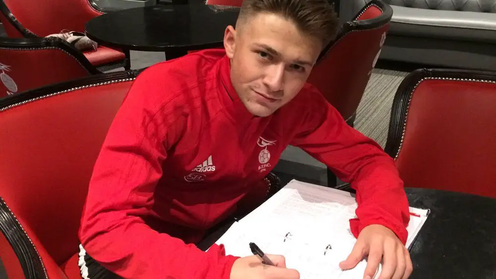 Harvey Griffiths signs forms for Bracknell Town. Photo: @bracknelldev