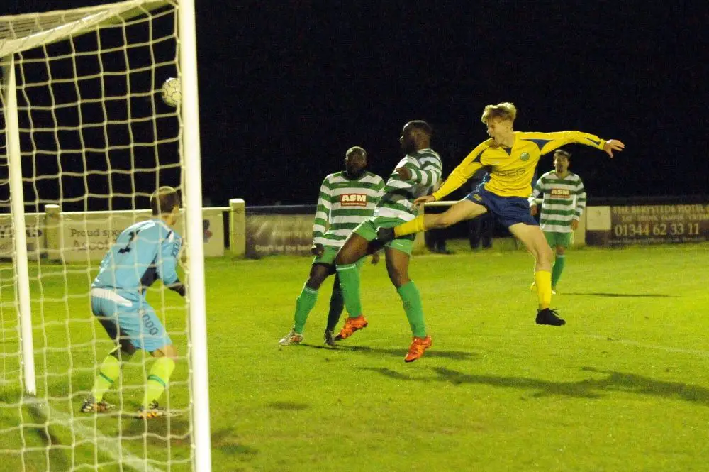 Louis Gilpin heads wide against Thame United. Photo: Mark Pugh.