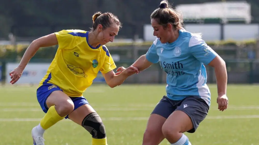 Claire Couzens of Ascot United battles with Shannon Hobson of Woodley United (Andy Wicks)