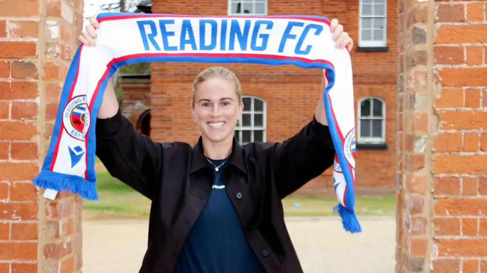 Natasha Dowie signs for Reading FC Women. Photo by Reading FC.